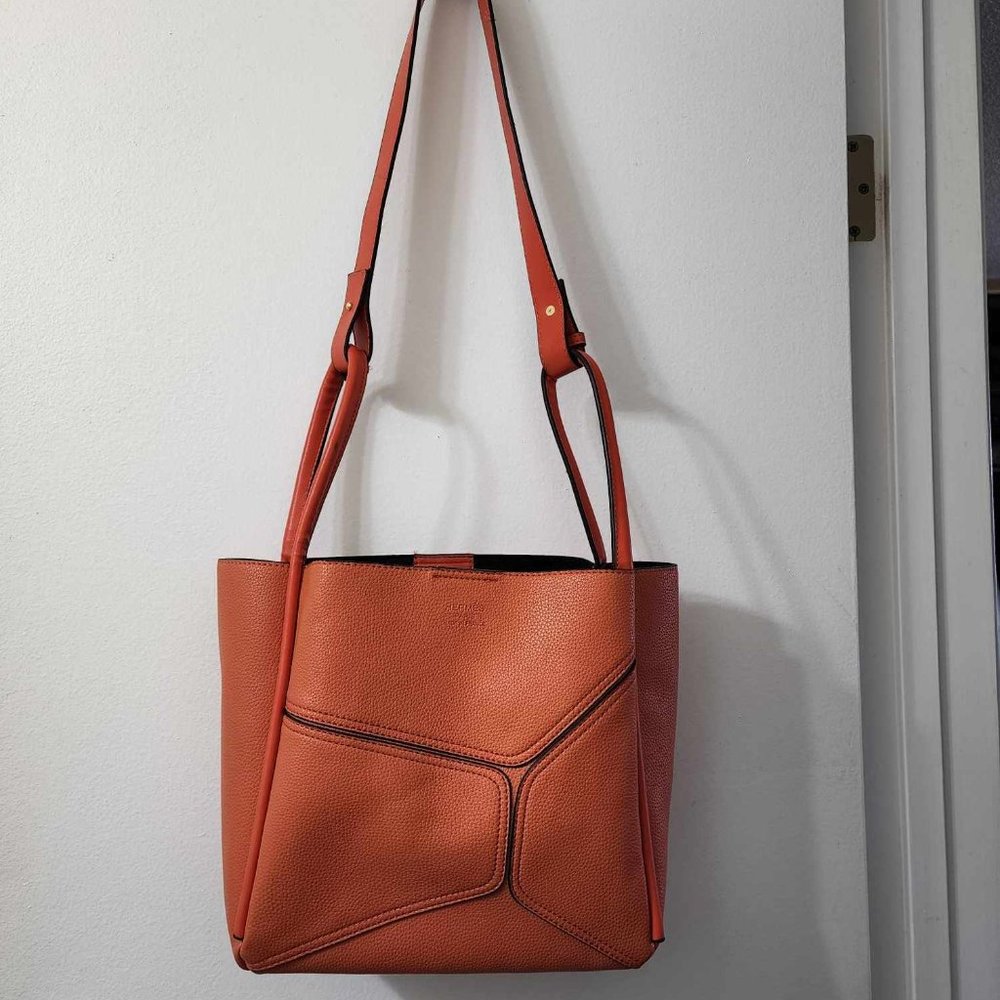 Shoulder bag with rich colour